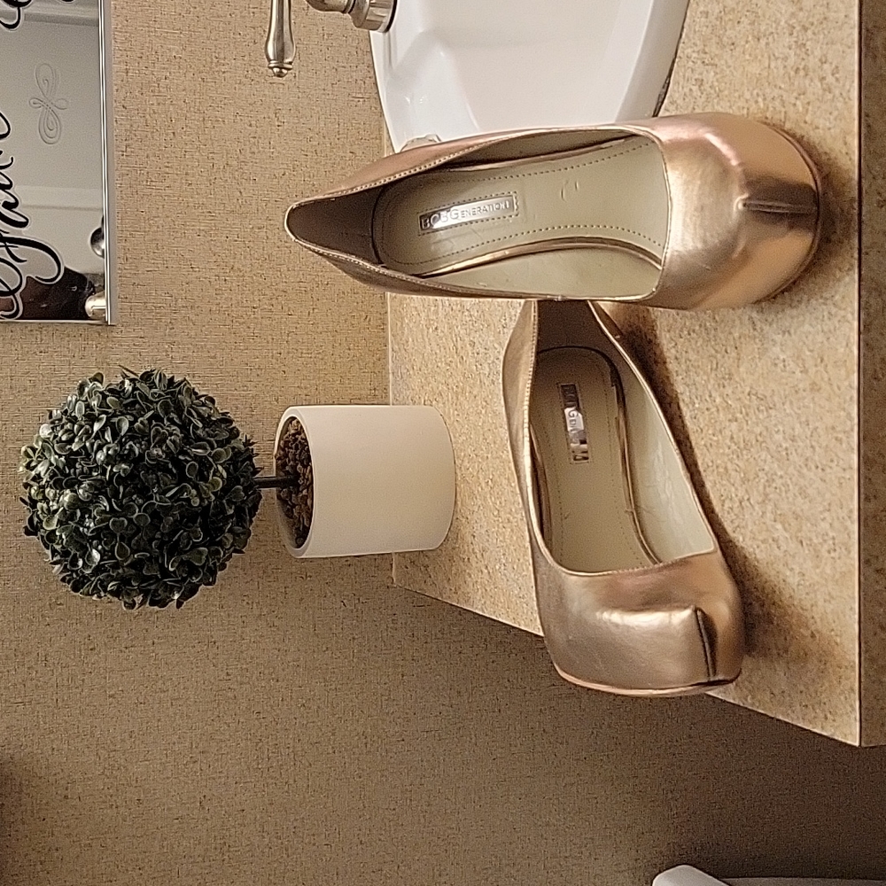 Gold BCBG Generation heels. Size 8.5